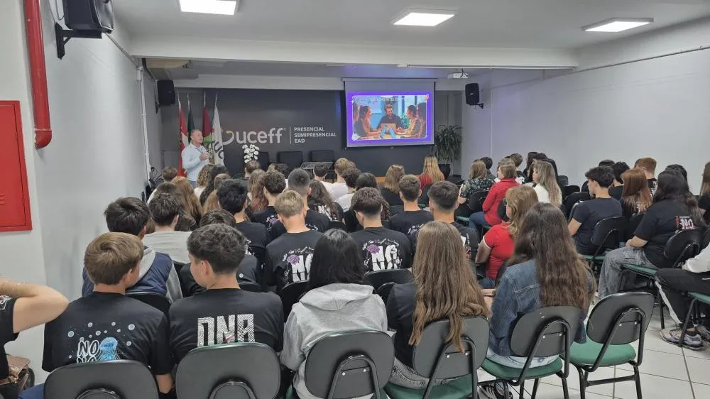 Alunos do 9º ano de Tenente Portela participam de dia de estudos na UCEFF