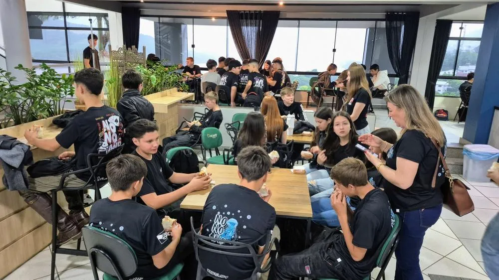 Alunos do 9º ano de Tenente Portela participam de dia de estudos na UCEFF