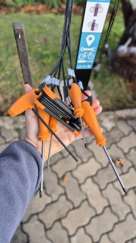 Derrubadas instala micro estações de reparo para ciclistas