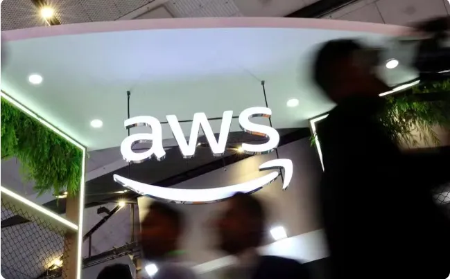 Logotipo da Amazon Web Services (AWS) durante evento na capital da Índia em 8 de outubro de 2025. — Foto: REUTERS/Anushree Fadnavis/Foto de arquivo