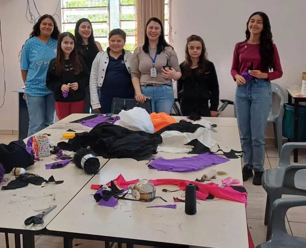 CRAS de Miraguaí promove atividades de artesanato com adolescentes