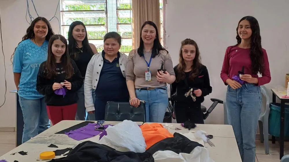 CRAS de Miraguaí promove atividades de artesanato com adolescentes