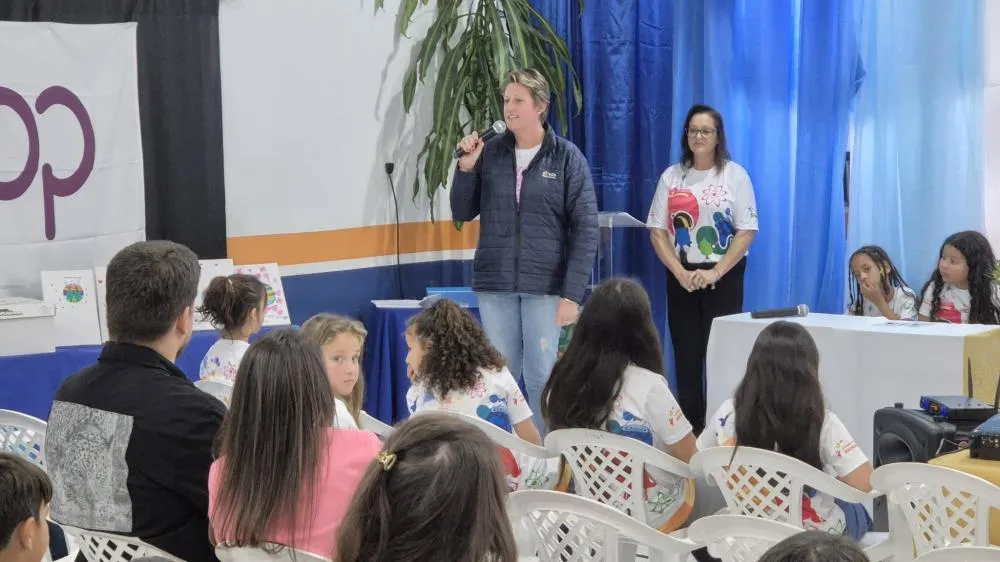 Alunos da Escola Tenente Portela criam cooperativa escolar com apoio do Sicredi