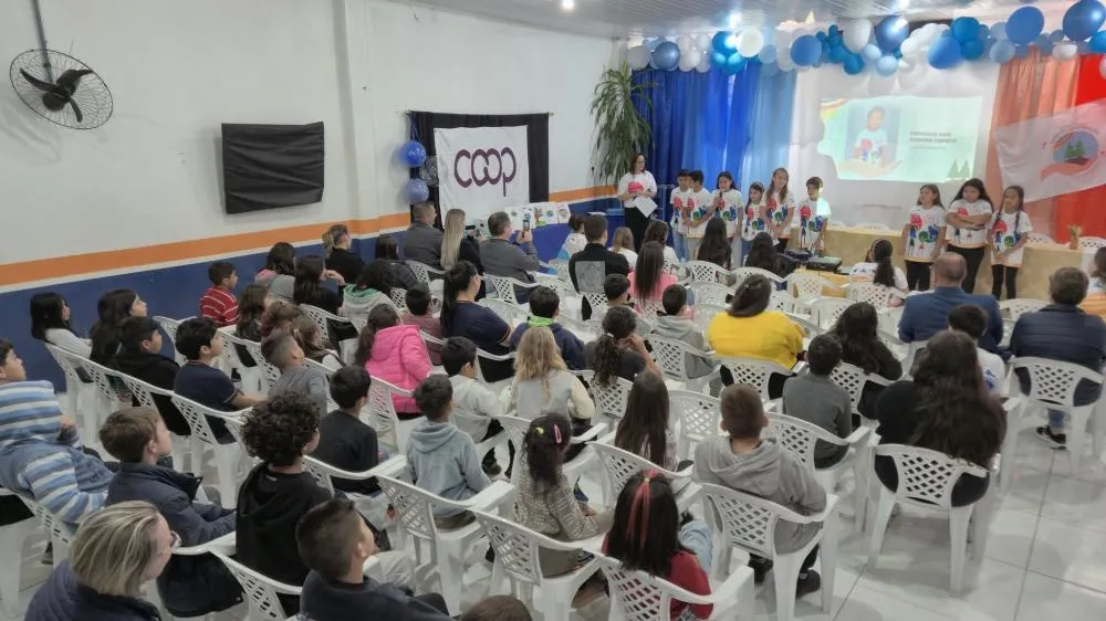 Alunos da Escola Tenente Portela criam cooperativa escolar com apoio do Sicredi