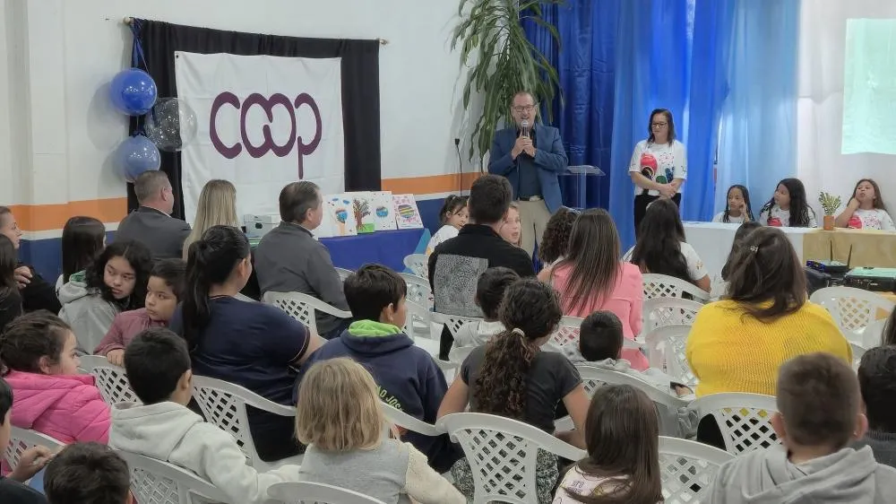 Alunos da Escola Tenente Portela criam cooperativa escolar com apoio do Sicredi