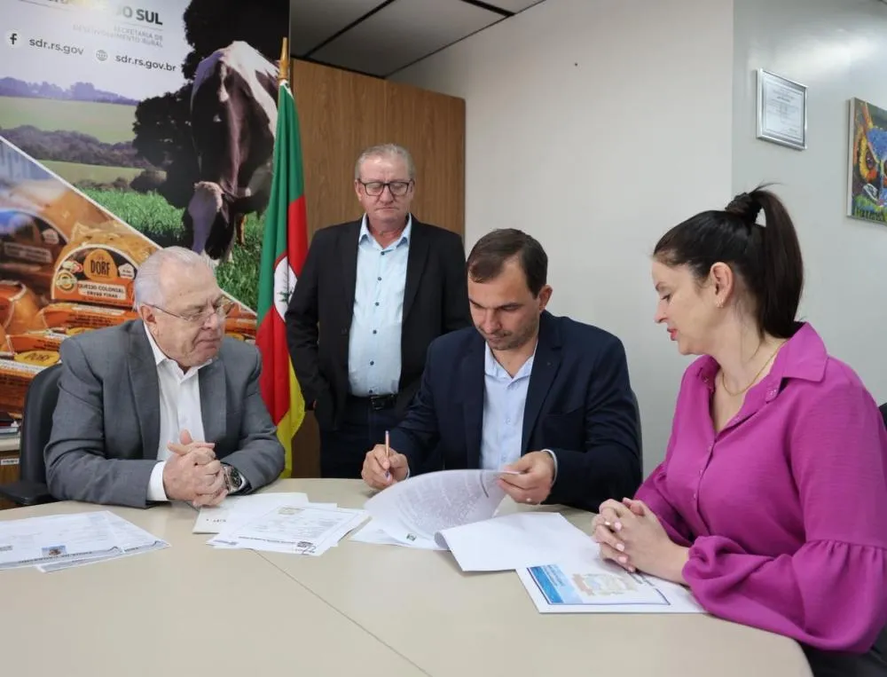 Prefeito Valcier Balestrin assina convênio para aquisição de distribuidor de adubo líquido