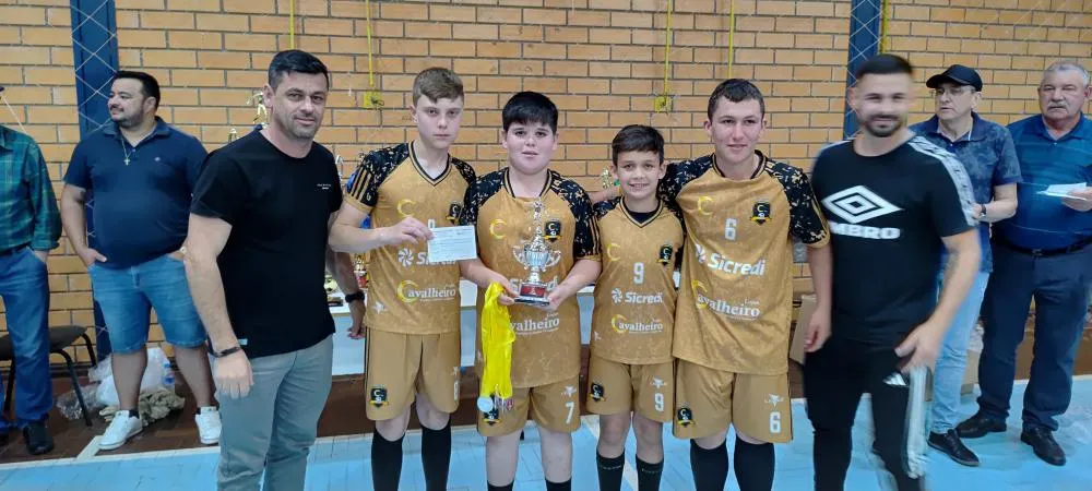 Noite de finais emocionantes marca o encerramento do Municipal de Futsal em Vista Gaúcha