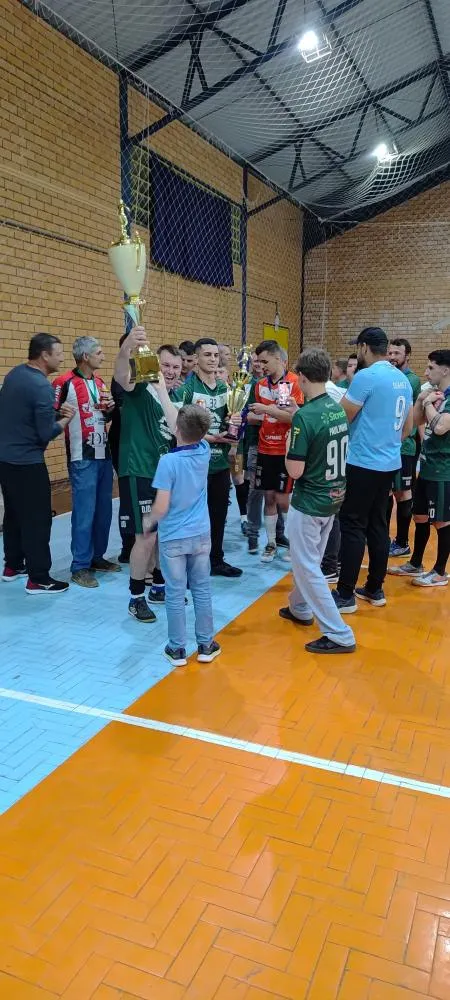 Noite de finais emocionantes marca o encerramento do Municipal de Futsal em Vista Gaúcha