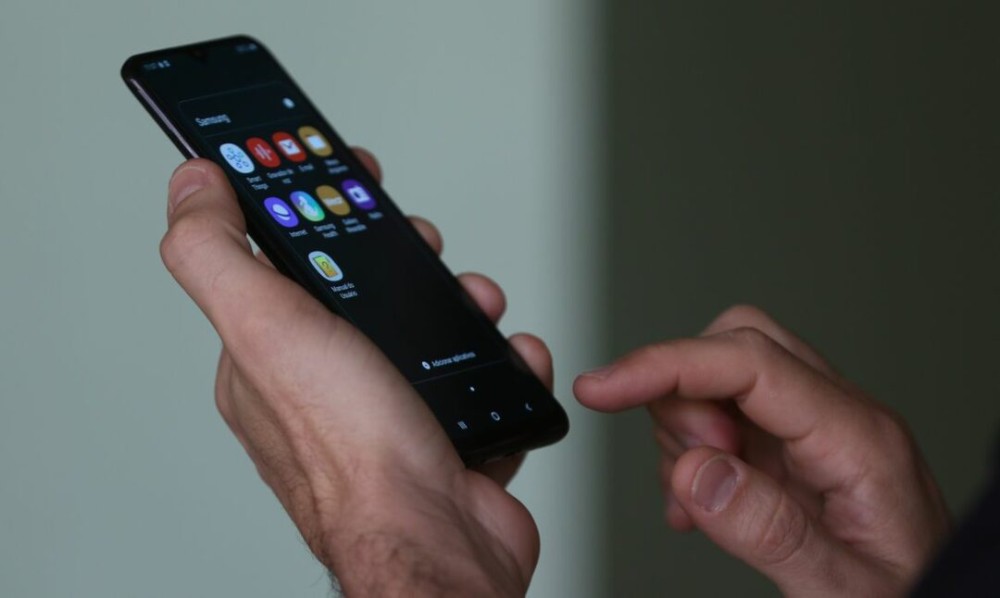 Pesquisa mostra que o controle do uso do celular tem se intensificado nas escolas. Foto: Tânia Rêgo/Agência Brasil