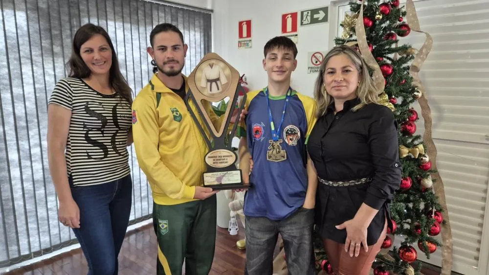 Derrubadas homenageia atletas destaque na 1ª Taça Noroeste de Muay Thai