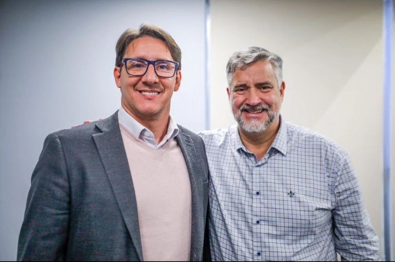 Presidente da Amuceleiro, Rodrigo Locatelli Tisott, e ministro da Reconstrução RS, Paulo Pimenta. Foto: Divulgação