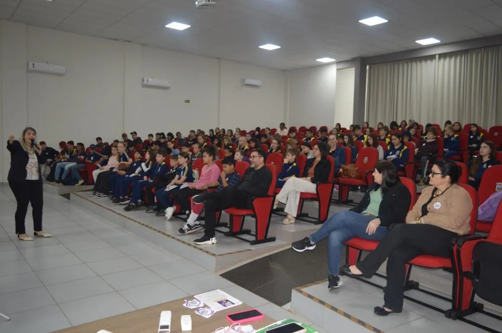 Educação de Derrubadas promove palestra sobre combate à violência contra a mulher