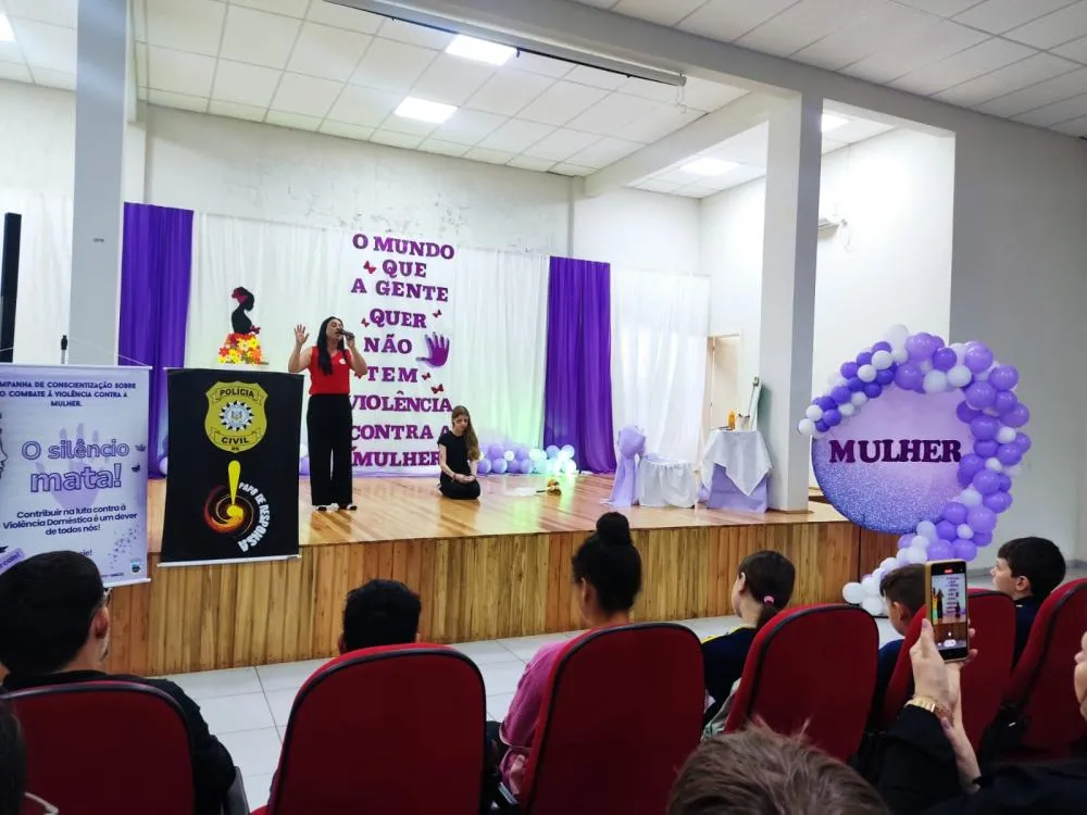 Educação de Derrubadas promove palestra sobre combate à violência contra a mulher