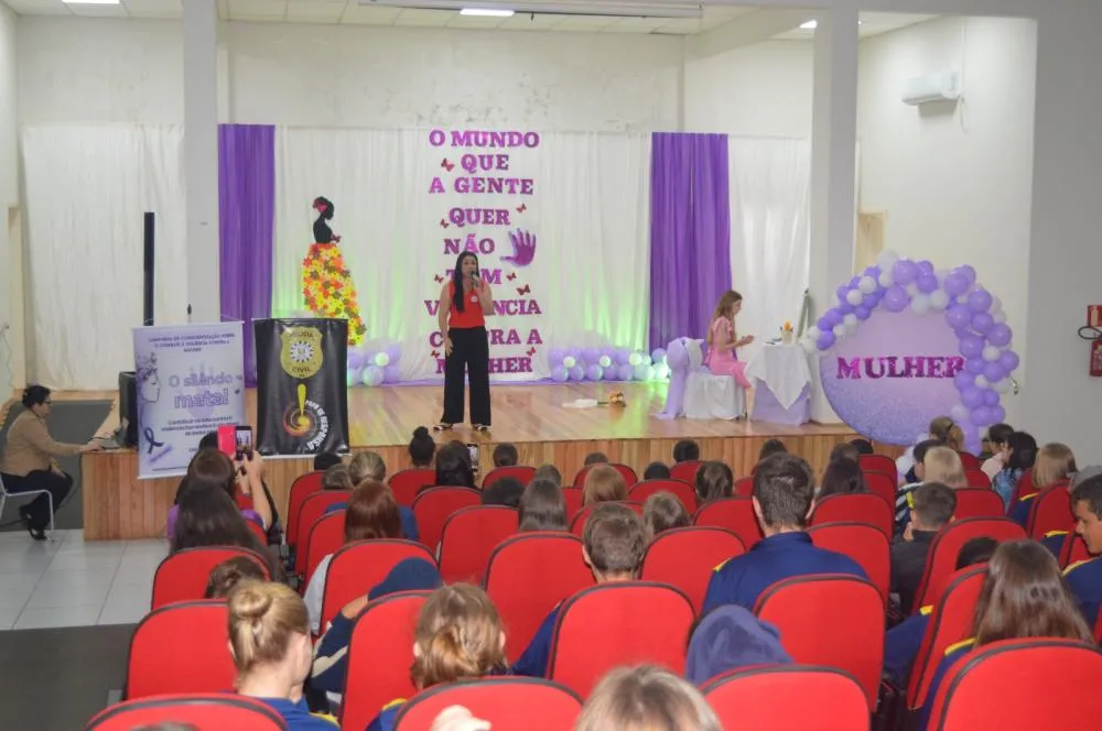 Educação de Derrubadas promove palestra sobre combate à violência contra a mulher