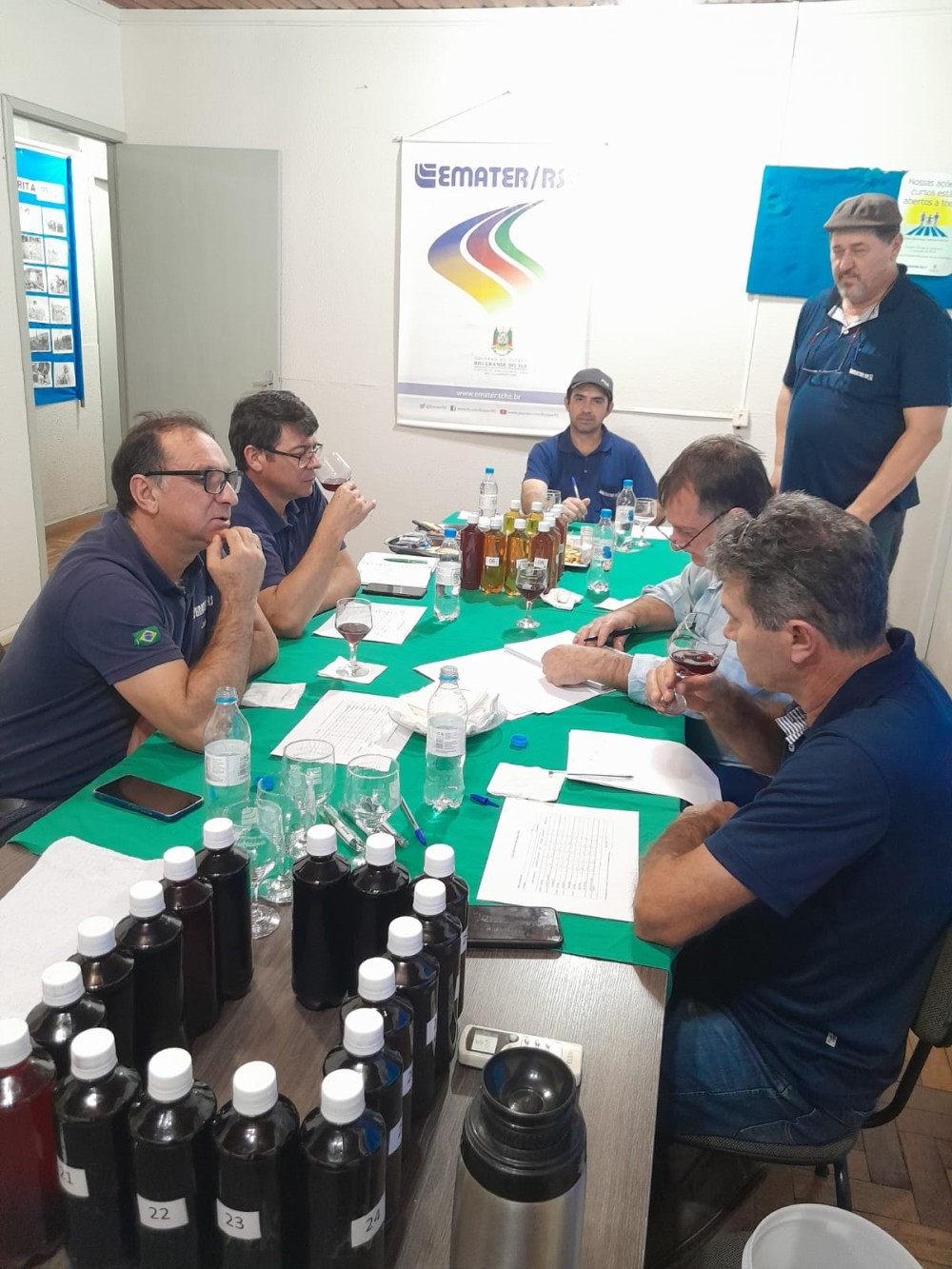 Jurados durante a avaliação dos vinhos inscritos. Foto: Divulgação/Emater
