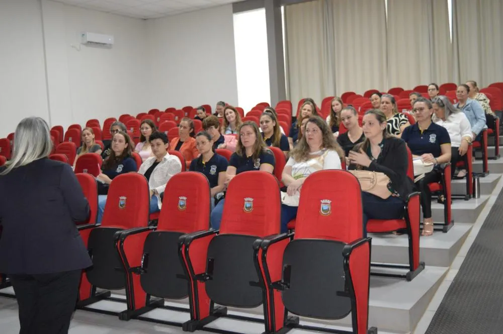 Formação continuada reúne professores de Derrubadas para discutir desafios da educação no século XXI