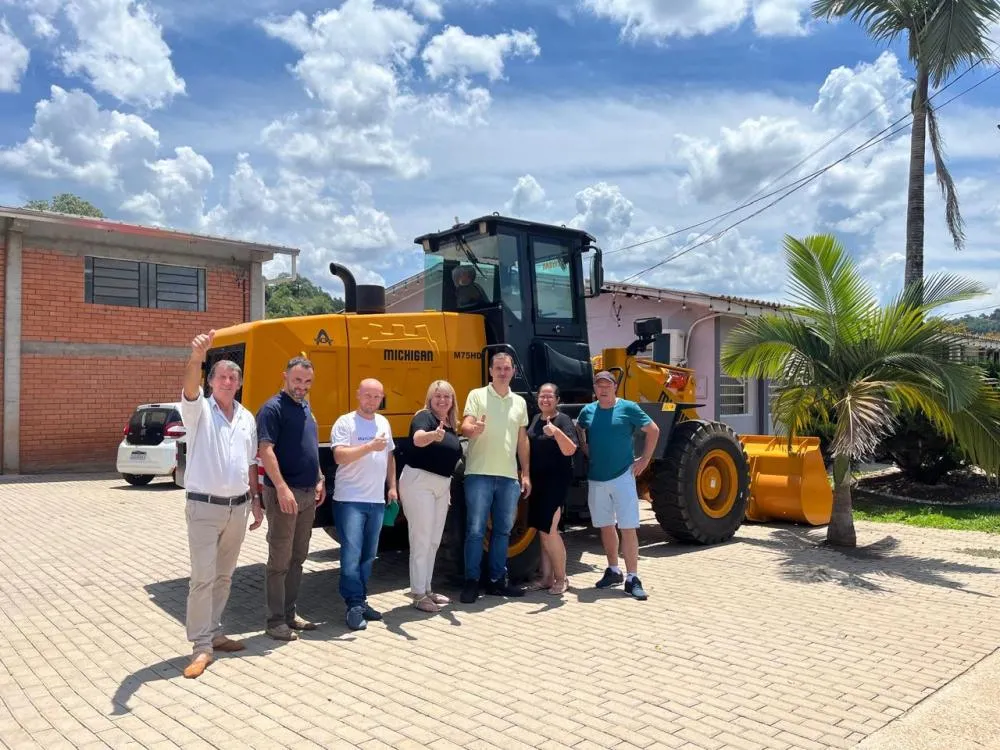 Prefeitura da Barra do Guarita reforça frota com nova pá carregadeira adquirida por meio de emenda parlamentar