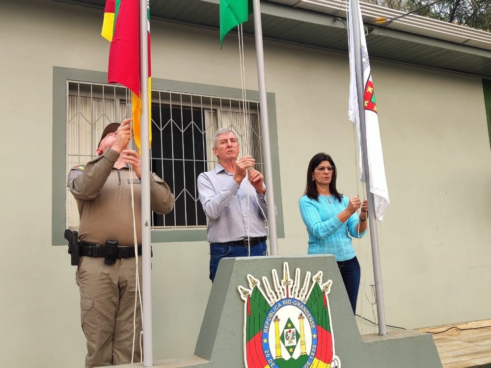 Escolas, entidades e comunidade participam dos momentos cívicos que estão sendo realizados durante a semana. Fotos: Divulgação