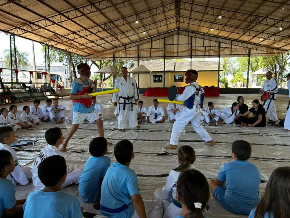 Alunos do CRAS participam de Integração Intermunicipal de Taekwondo em Redentora