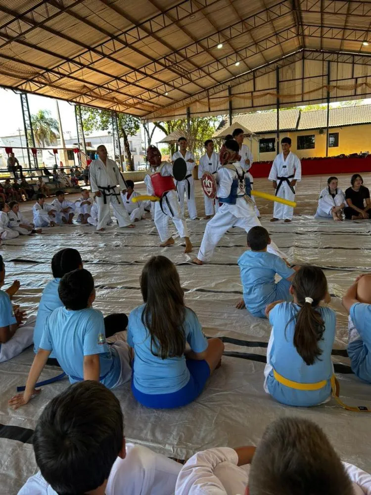 Alunos do CRAS participam de Integração Intermunicipal de Taekwondo em Redentora