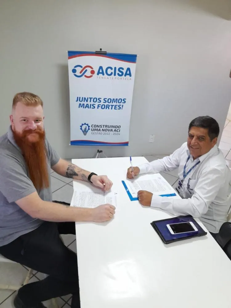 Presidente da Acisa, Antônio Ganacini, e representante da Unijuí no ato de assinatura do convênio Fotos: Divulgação/Acisa