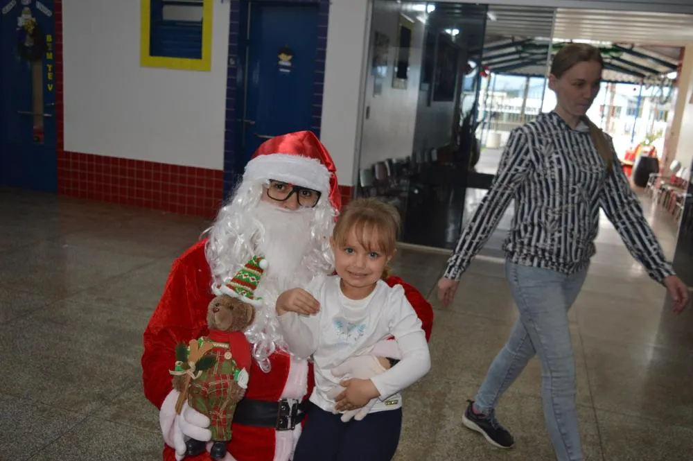 Escola Meu Primeiro Passo Recebe Visita do Papai Noel em Derrubadas
