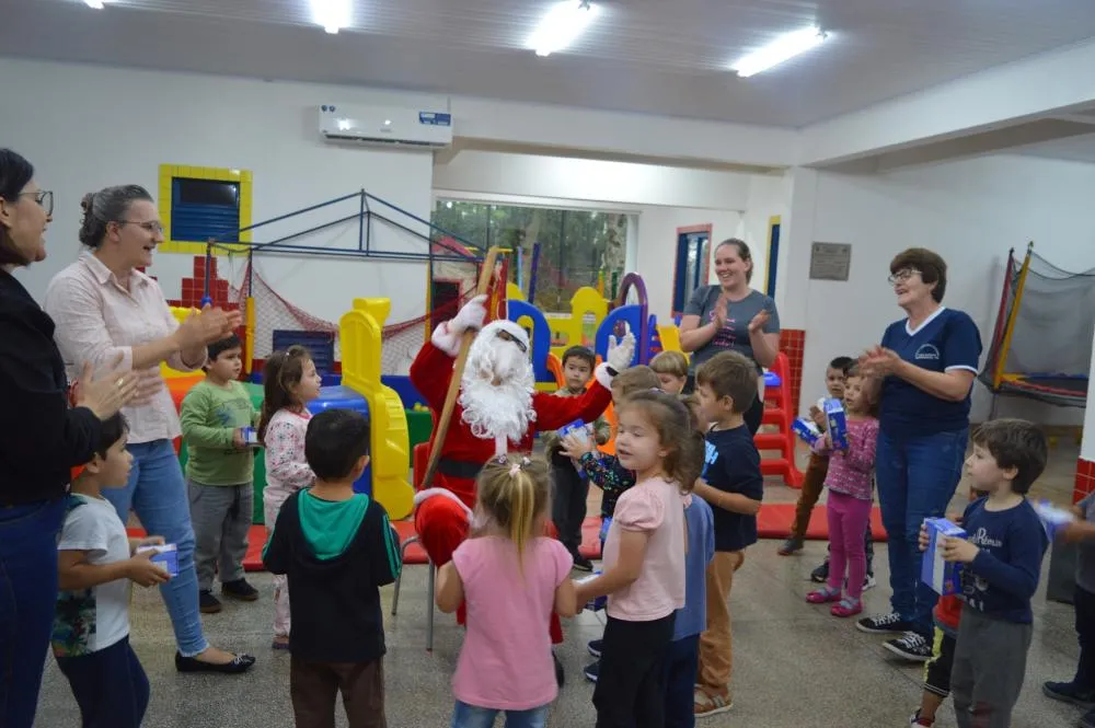Escola Meu Primeiro Passo Recebe Visita do Papai Noel em Derrubadas