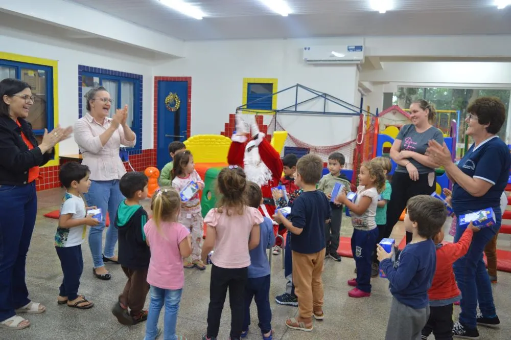 Escola Meu Primeiro Passo Recebe Visita do Papai Noel em Derrubadas