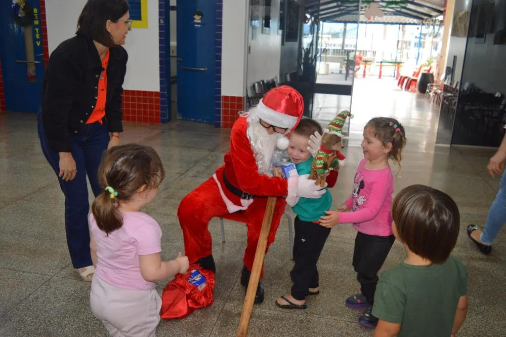 Escola Meu Primeiro Passo Recebe Visita do Papai Noel em Derrubadas