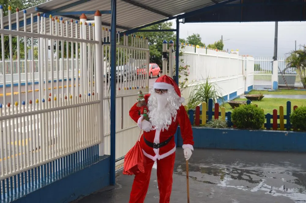 Escola Meu Primeiro Passo Recebe Visita do Papai Noel em Derrubadas