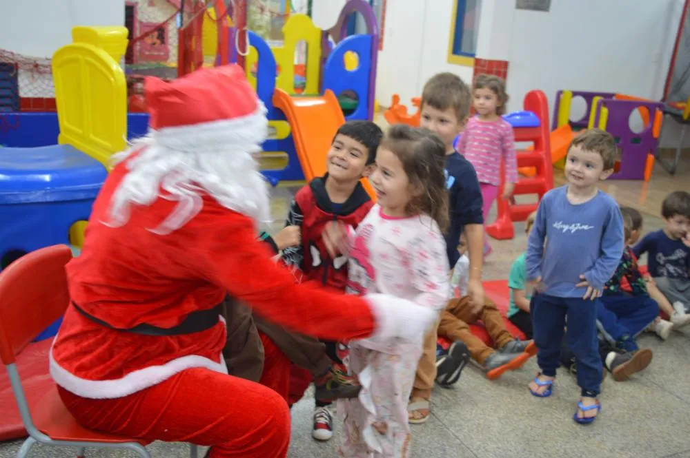Escola Meu Primeiro Passo Recebe Visita do Papai Noel em Derrubadas