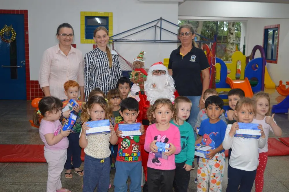 Escola Meu Primeiro Passo Recebe Visita do Papai Noel em Derrubadas