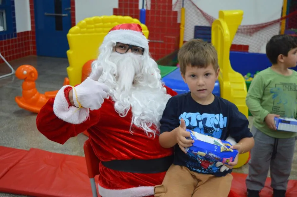 Escola Meu Primeiro Passo Recebe Visita do Papai Noel em Derrubadas