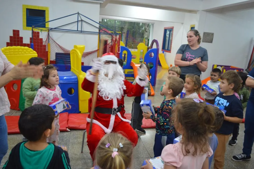 Escola Meu Primeiro Passo Recebe Visita do Papai Noel em Derrubadas