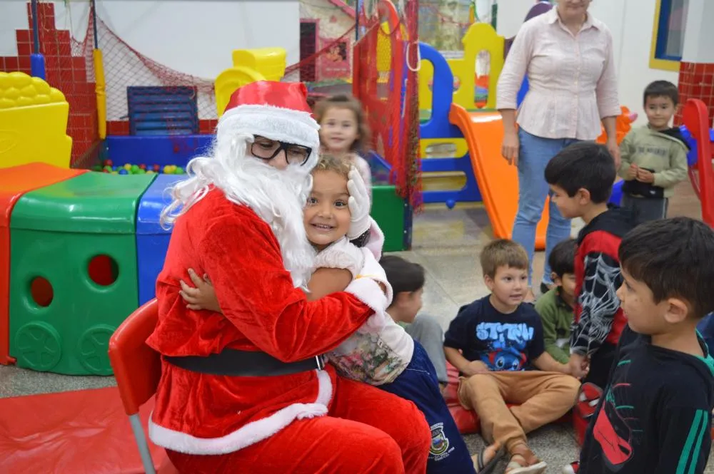 Escola Meu Primeiro Passo Recebe Visita do Papai Noel em Derrubadas