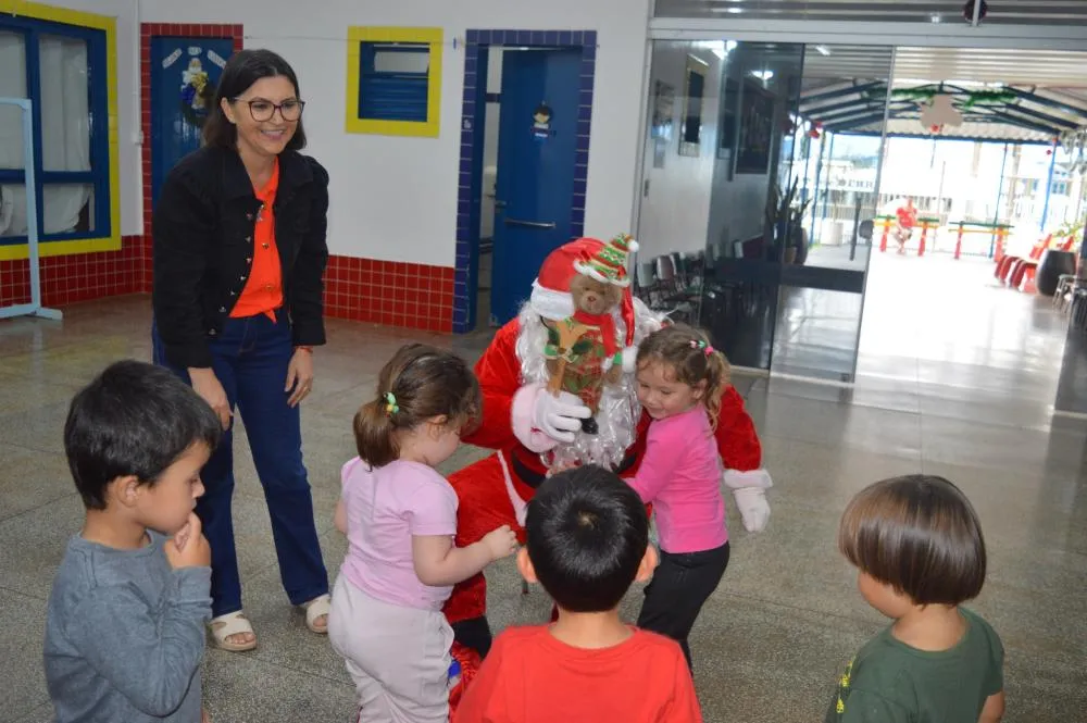 Escola Meu Primeiro Passo Recebe Visita do Papai Noel em Derrubadas
