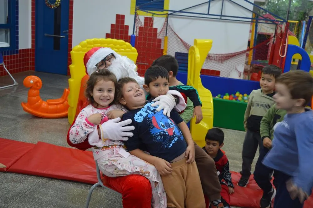 Escola Meu Primeiro Passo Recebe Visita do Papai Noel em Derrubadas