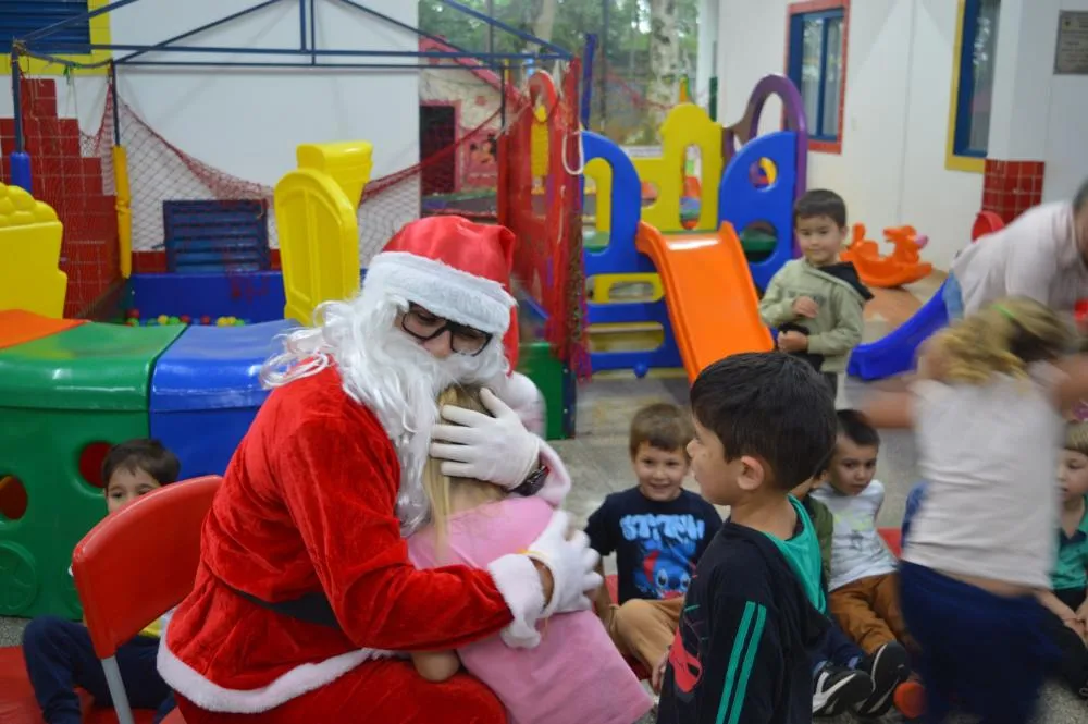 Escola Meu Primeiro Passo Recebe Visita do Papai Noel em Derrubadas
