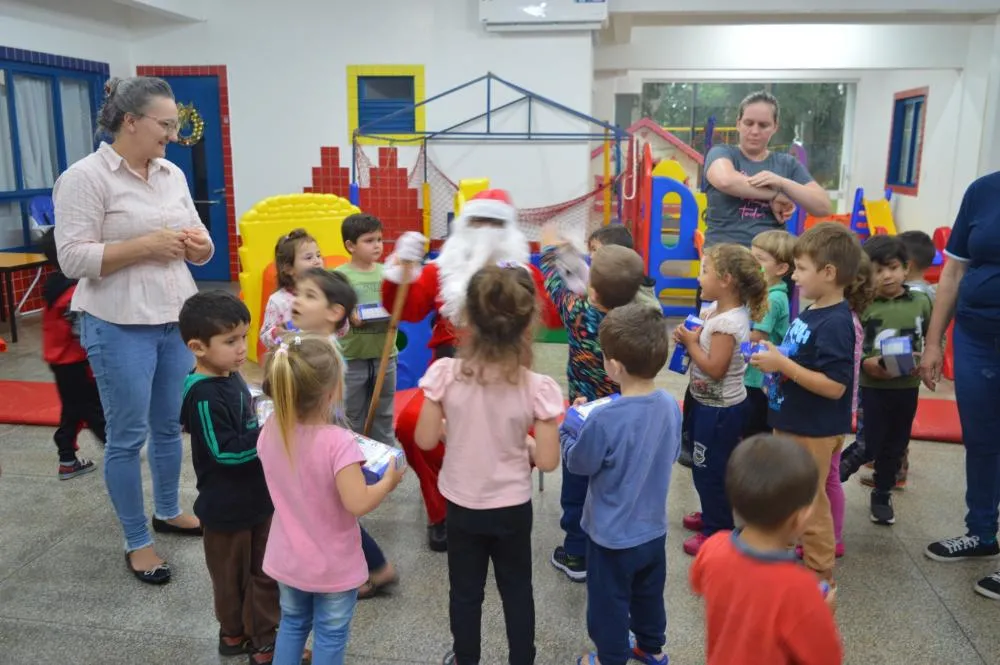 Escola Meu Primeiro Passo Recebe Visita do Papai Noel em Derrubadas
