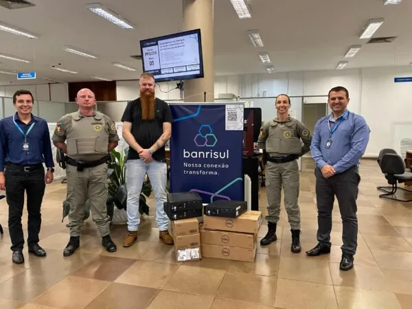 Da esquerda para direita: Gerente adjunto do Banrisul, Marçal Lorini dos Santos; comandante Buche; presidente Ganacini; soldada Janine Rodhen e; gerente do Banrisul, Márcio André Fontaniva. Foto: Divulgação/GABM