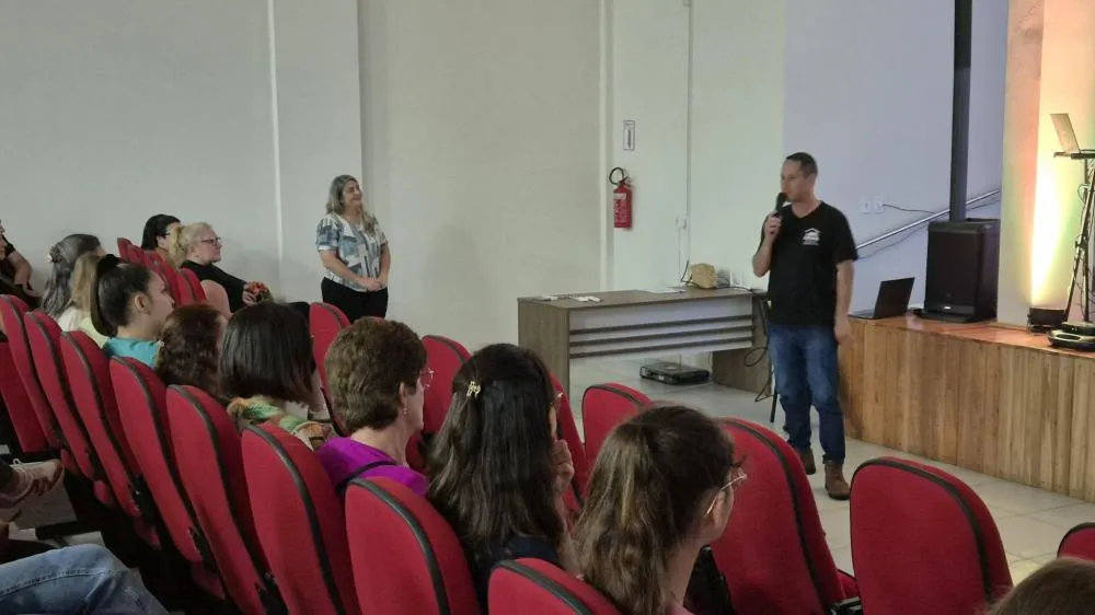 Formação marca encerramento do ano letivo e apresenta calendário de 2026 em Derrubadas