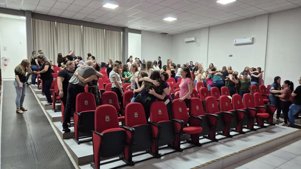 Formação marca encerramento do ano letivo e apresenta calendário de 2026 em Derrubadas