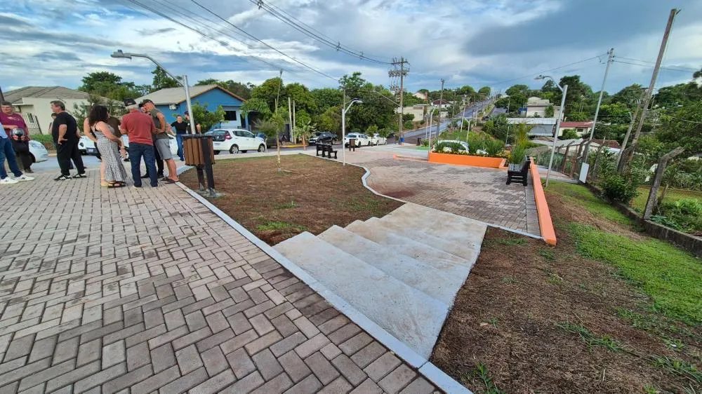 Praça Augusto Niederle é inaugurada e amplia áreas de convivência em Tenente Portela