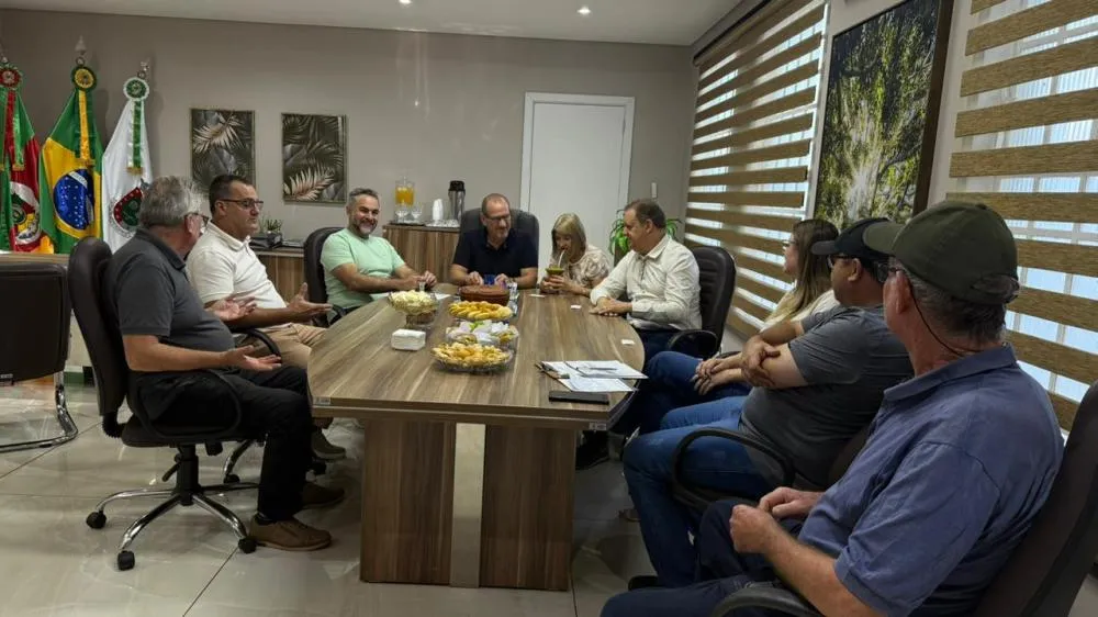 Prefeito Rosemar Sala recebe secretário estadual Edivilson Brum em Tenente Portela