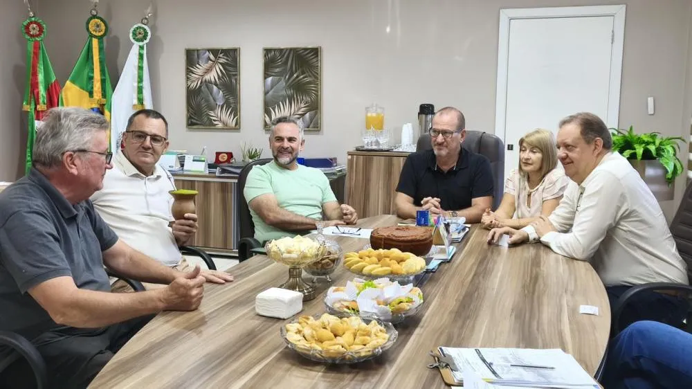 Prefeito Rosemar Sala recebe secretário estadual Edivilson Brum em Tenente Portela