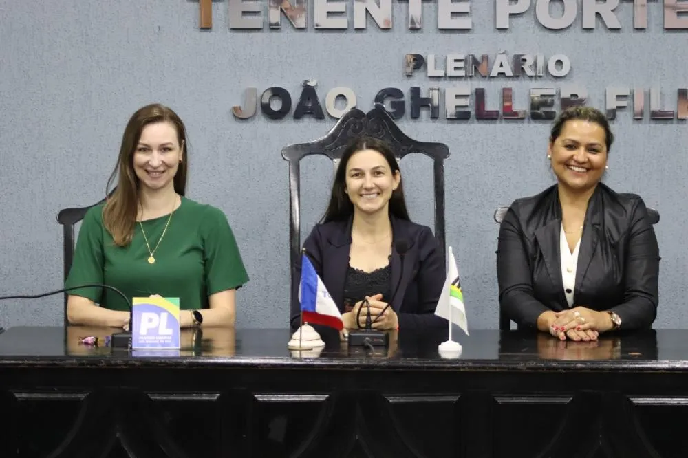 Mesa Diretora da Câmara Municipal de Vereadores: Elisangela Berghetti Lutz (secretária), Micheli Vargas (presidenta) e Luisa Silva Barth (vice-presidente). Foto: Divulgação/Câmara Municipal de Vereadores.