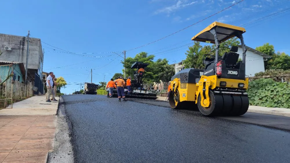 “Obra Pra Todo Lado” avança com pavimentação de vias no Bairro Operário