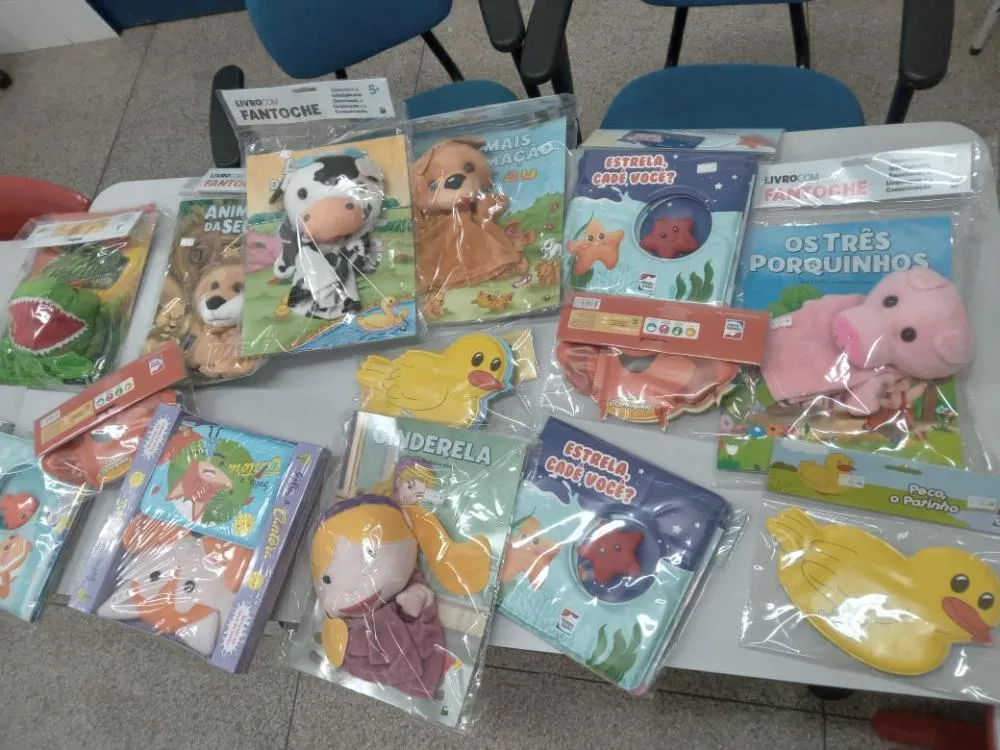 EMEI Meu Primeiro Passo recebe livros e brinquedos da Smecd