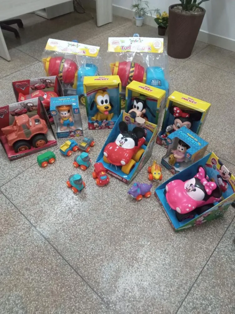 EMEI Meu Primeiro Passo recebe livros e brinquedos da Smecd