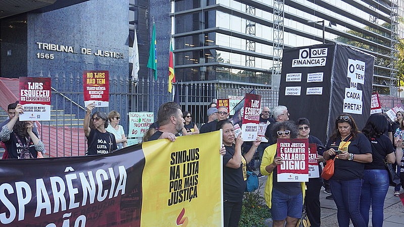 Após assembleia geral, servidores saíram em marcha até a frente do Tribunal carregando uma caixa preta representando falta de transparência nas negociações salariais - Foto: Divulgação Sindjus/RS